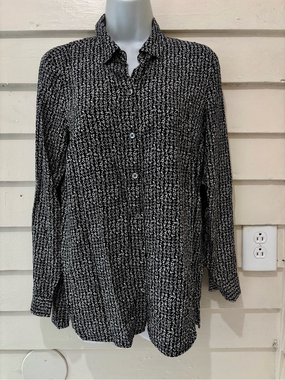 🔥5 for $25🔥 J. Jill Black & White Geometric Print Button Up Shirt